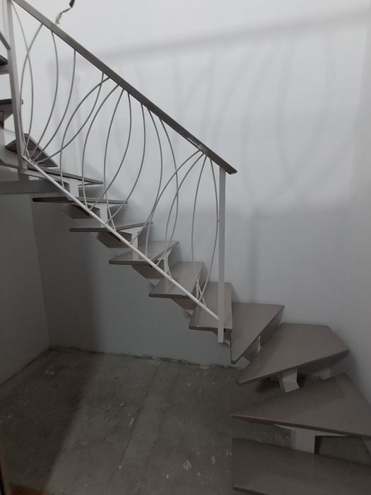 Scări metalice interioare pe vang central cu trepte din lemn masiv