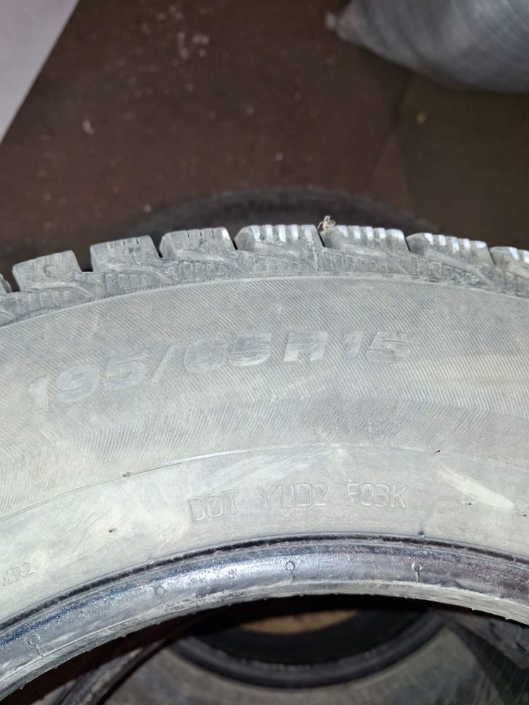 Продам 2 шипованных шин