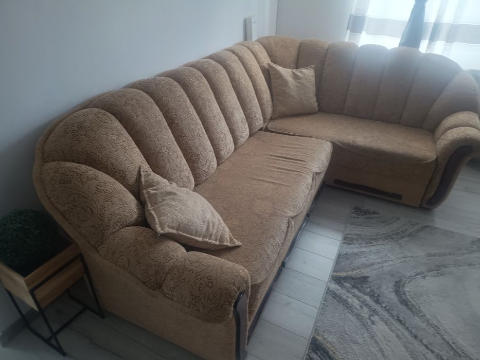 Coltar living extensibil si lada depozitare.