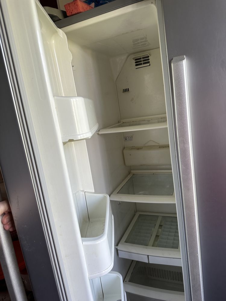 В хорошем состоянии холодильник  2 дверной, все работает