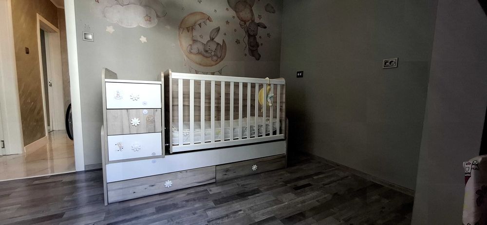 Деткко легло/бебешка кошара с люлеещ механизъм + матрак и протектор