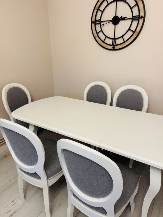 Masa din lemn, pentru living cu scaune