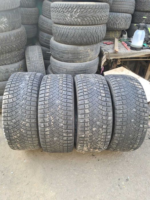 Продам комплект зимней резины  275  45  R 20