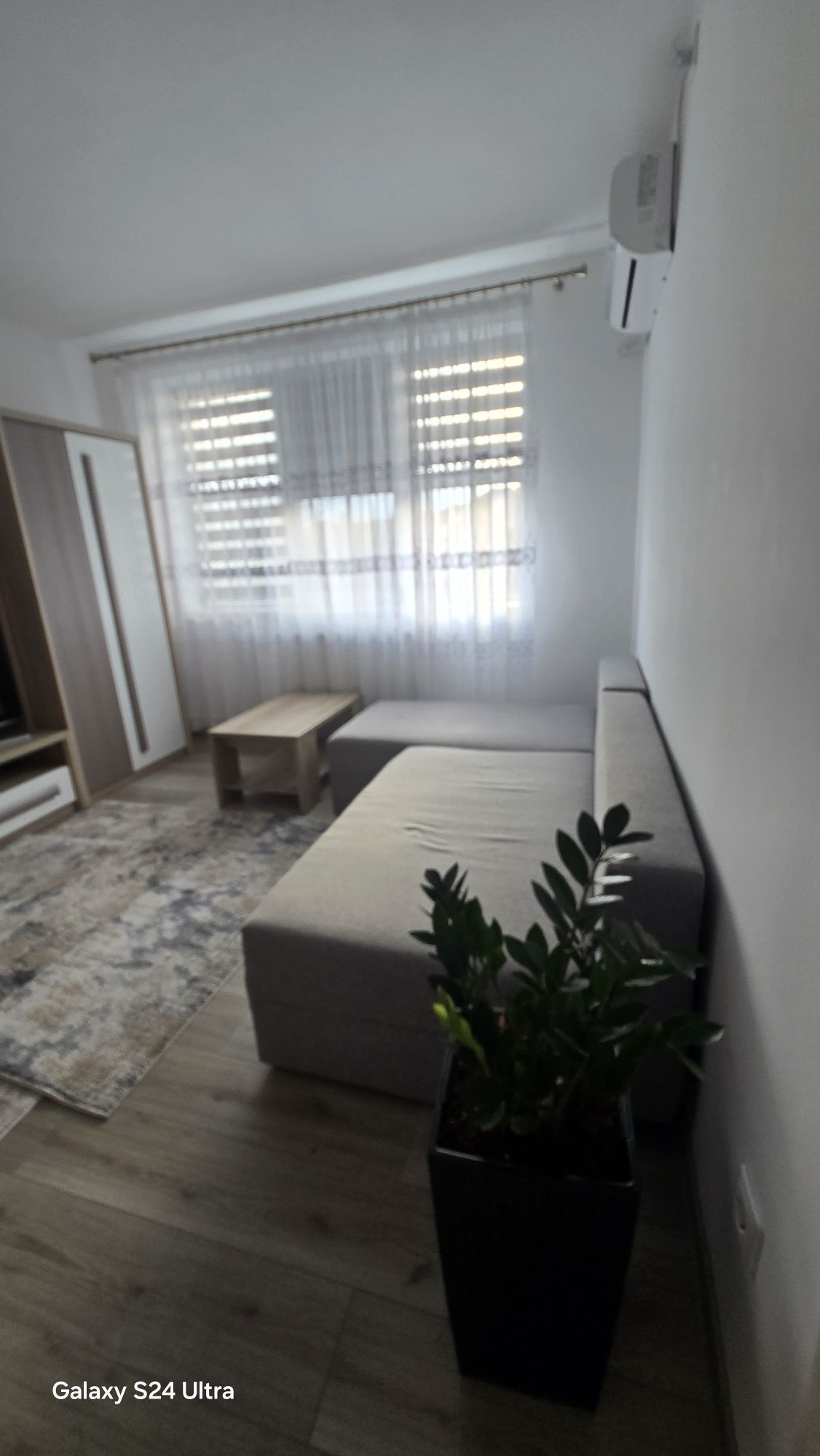 Închiriez apartament cu 3 camere  , coplect mobilat si utilat.