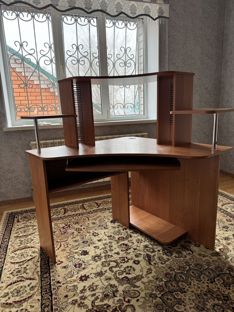 Продам компьютерный стол
