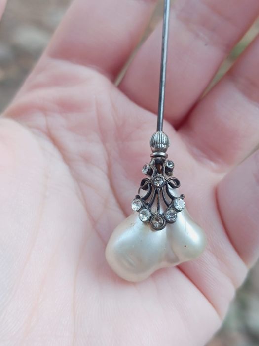 Agrafa de palarie/par decorativa cu o perla si pietre albe