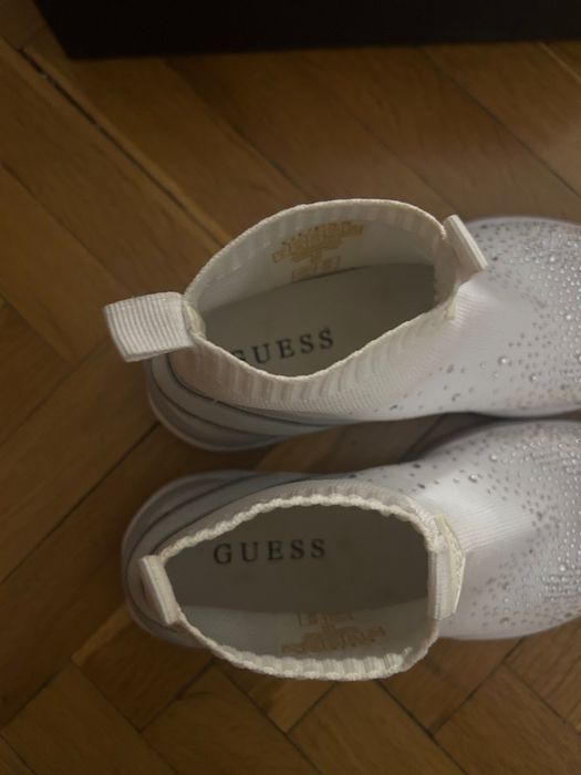Бели обувки Guess с камъчета