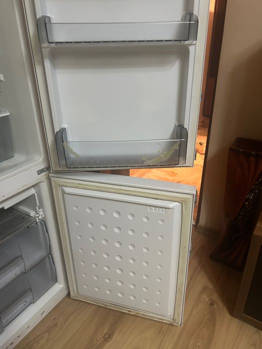 Vând frigider Artic