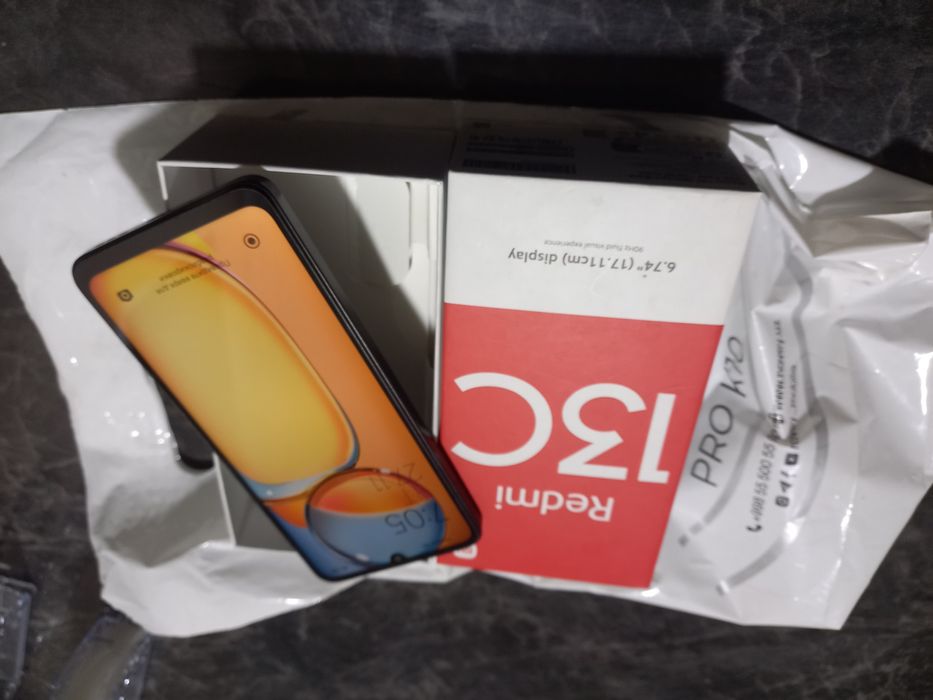 Redmi 13C holati ideal tiniq 128GB hotirasi 2 sim karta imeyka bo'gan