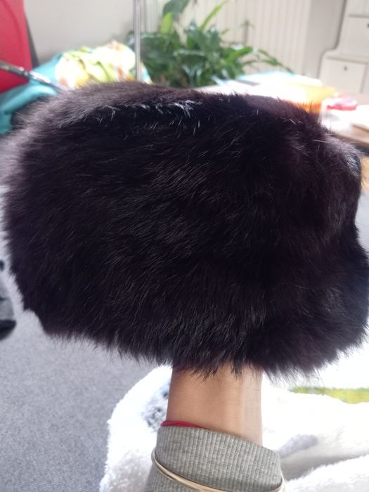 Зимна шапка sisley, заешка кожа с косъм