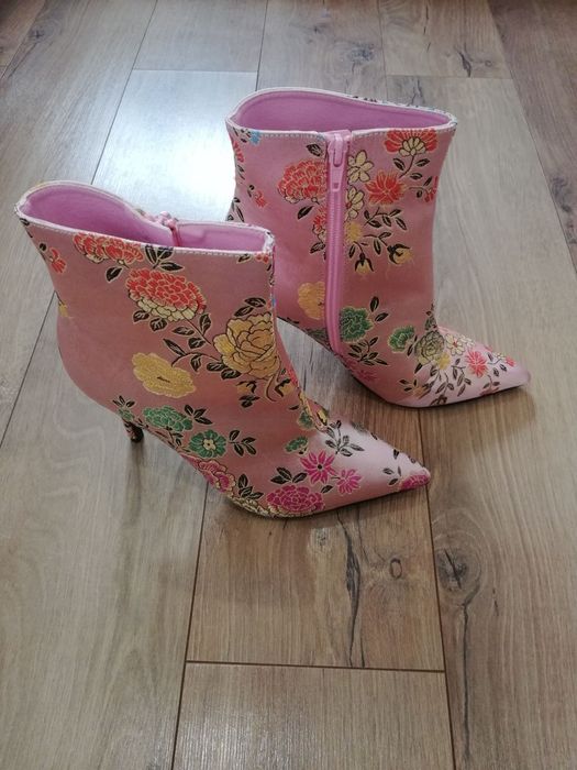 Botine roz, din satin cu flori brodate