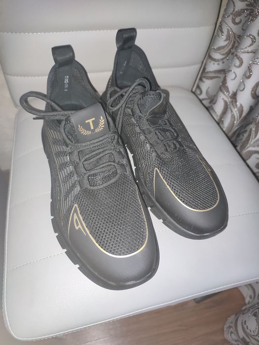 Продам кроссовки мужские новые