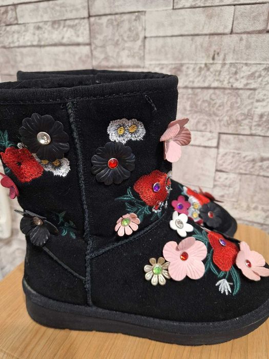 Зимние тёплые угги отличного качества.