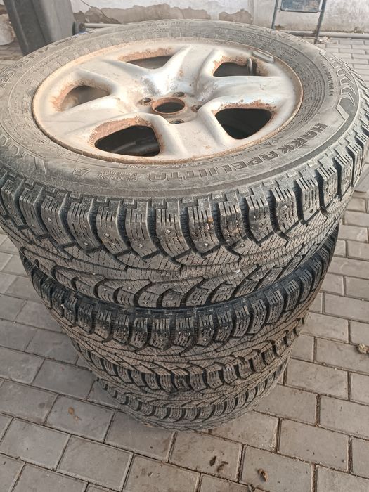 Продам шипованную резину на дисках