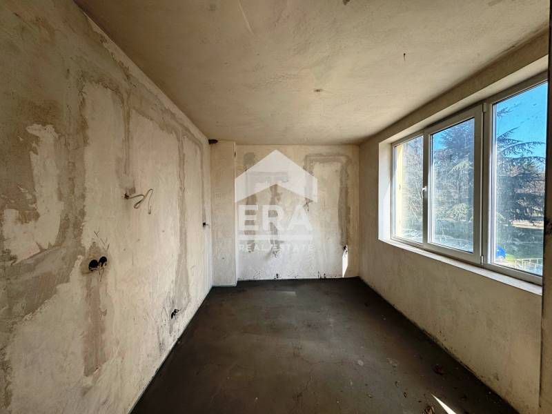 Продава се Тристаен апартамент в Русе, Цветница - 117 кв.м за 1547 €/кв.м - Снимка #2