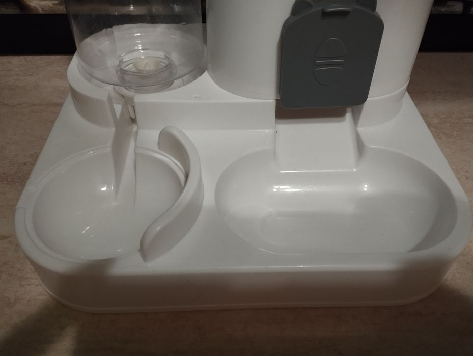 Dozator de apa si hrana pisici