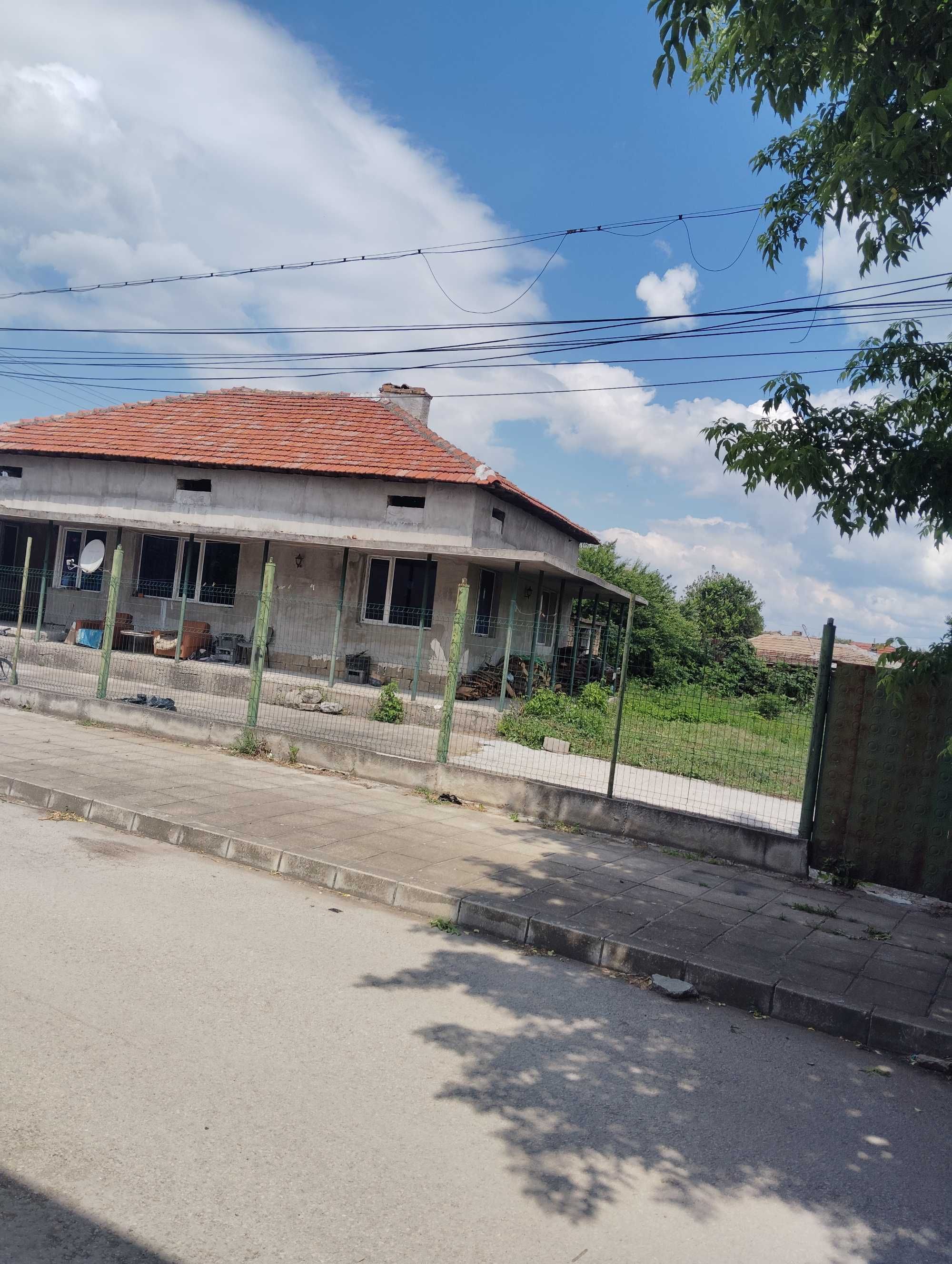 Къща с барче 1 дек двор и маза