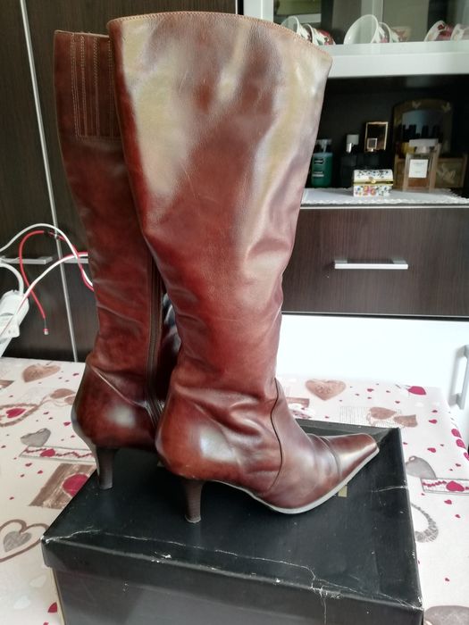 Cizme de piele, aproape noi