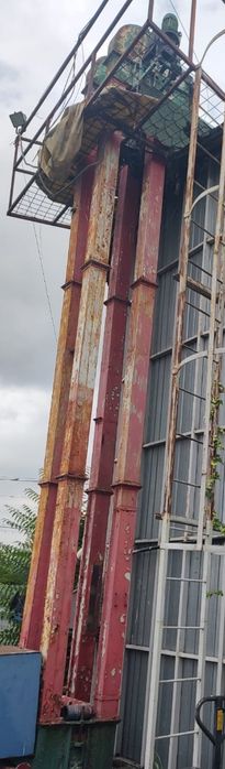 Vând elevator cu cupe