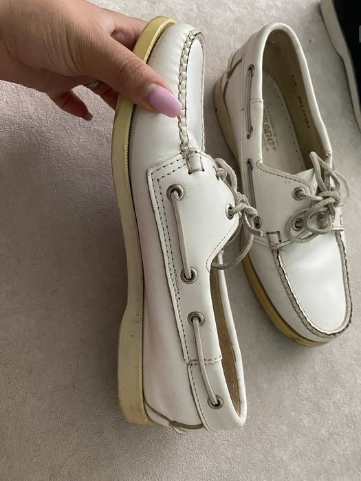 Бели мокасини