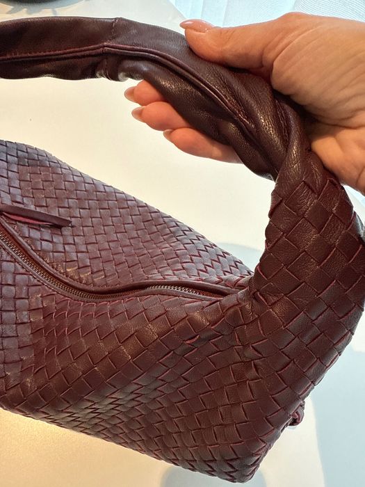 Дамска чанта в модерният Бордо цвят на Bottega Beneta