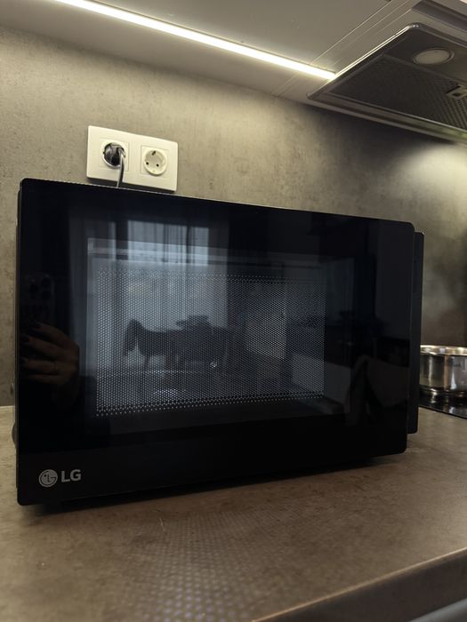 Микровълнова печка LG MH6336GIB