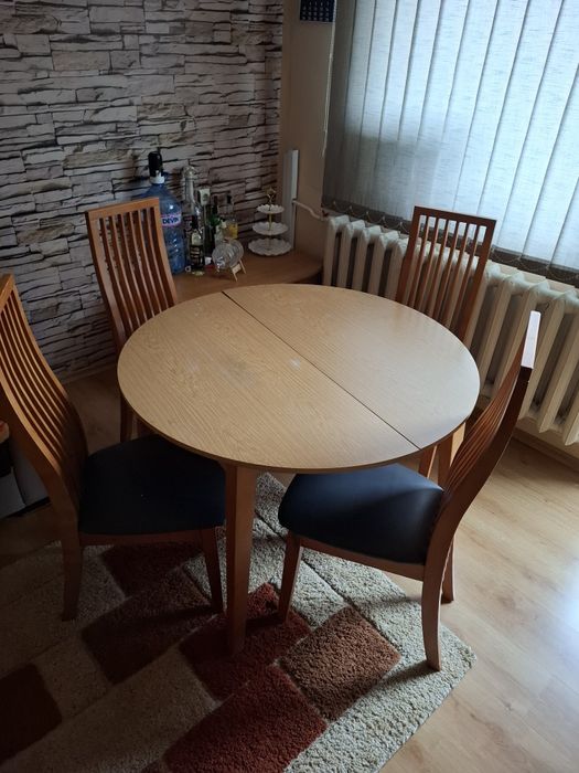 Кръгла маса разтегателна 110-140см  с четири стола