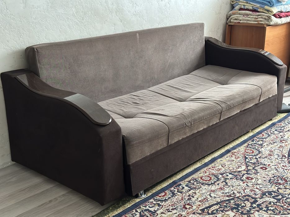 Срочно продам б/у диван 10тыс.есть торг