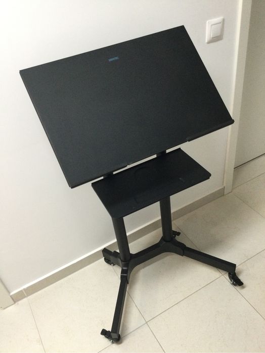 Vand masa mobila de metal pentru laptop sau tv sau altceva