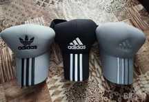 Различни цветове шапки с козирка на adidas