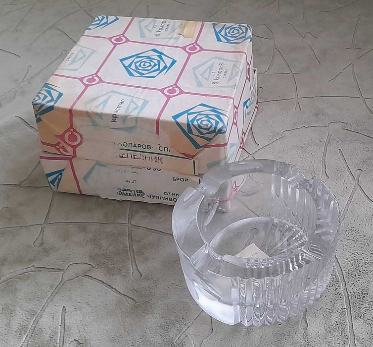 Два нови кристални пепелника в кутии