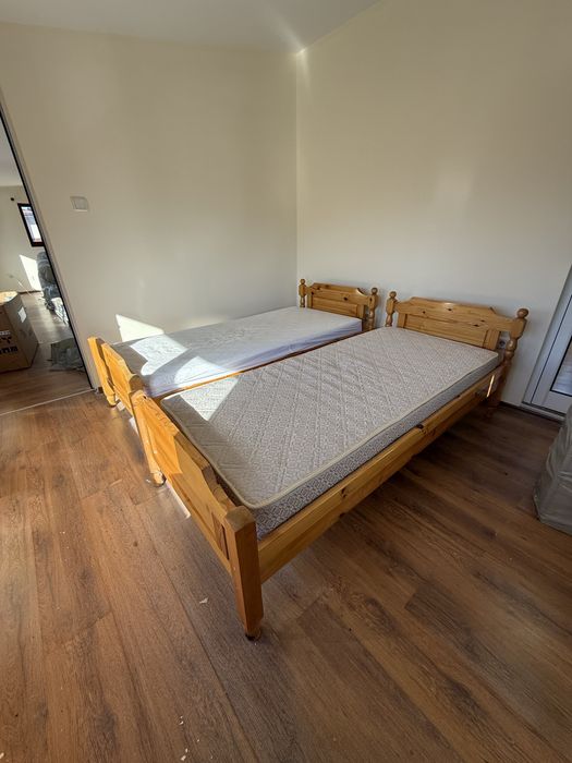 Дървени легла 6 броя с матраците