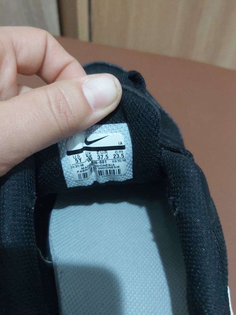 Adidasi Nike pentru fete mărimea 37,5