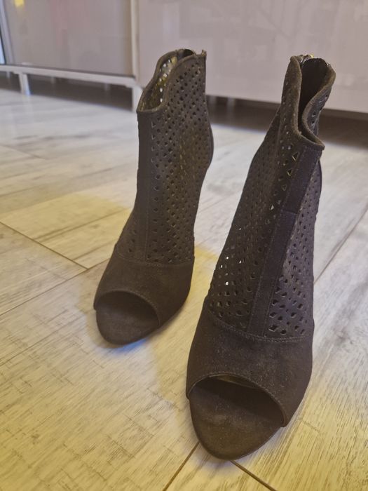 Sandale gheata perforate, piele intoarsa, negre, toc 10 - 10.5 cm,