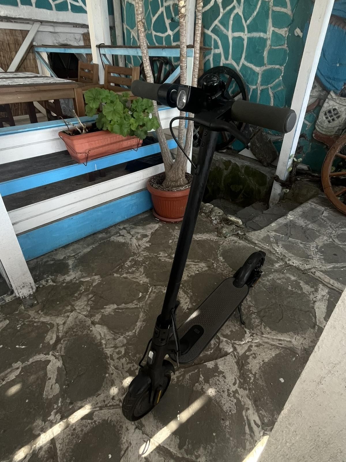 Продавам електрическа тротинетка  Mi electric scooter essential
