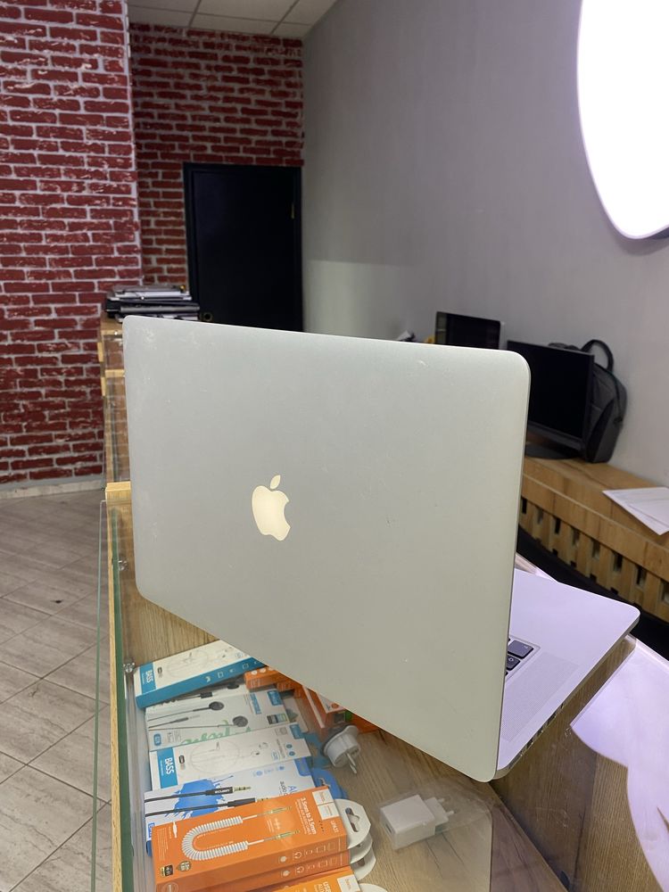 Macbook pro 15• 2016 года •Core i7•16GB ОЗУ•256GB SSD