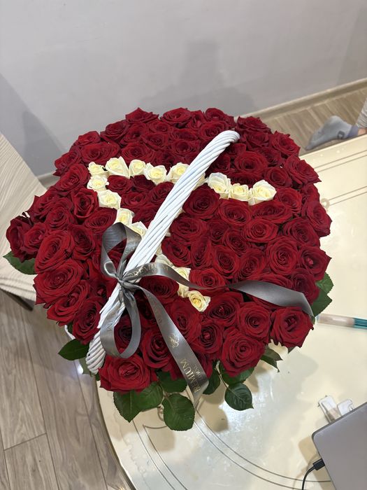 Именой красные розы