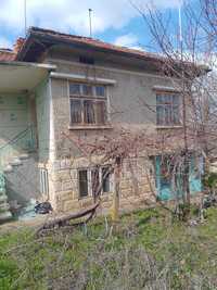1767-Продава се двуетажна къща с гараж в с. Дряновец!