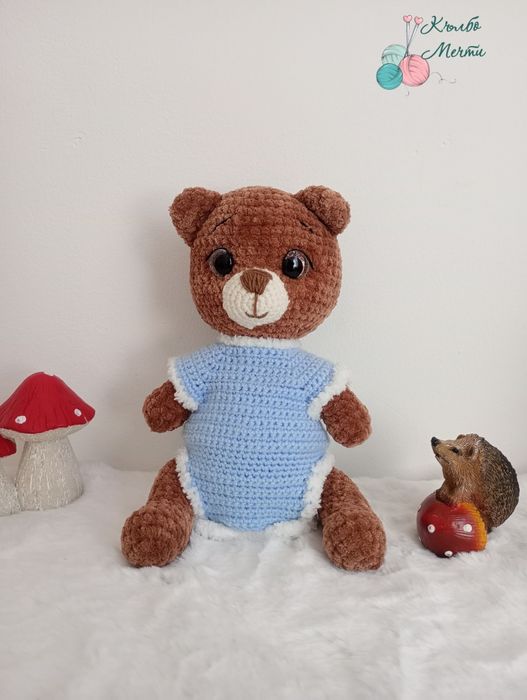 Едно мече с два тоалета - ръчно плетена играчка