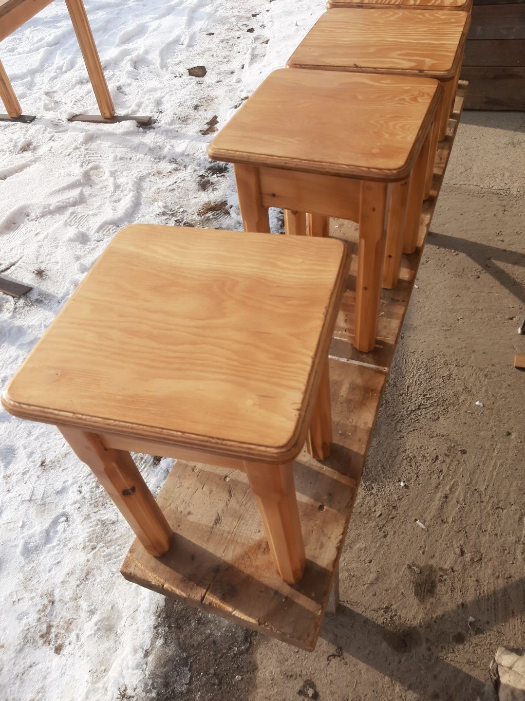 Деревянный стол и стулья
