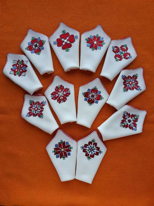 Ръчно бродирани копринени кърпички-български мотиви 4 вида,и с дантела