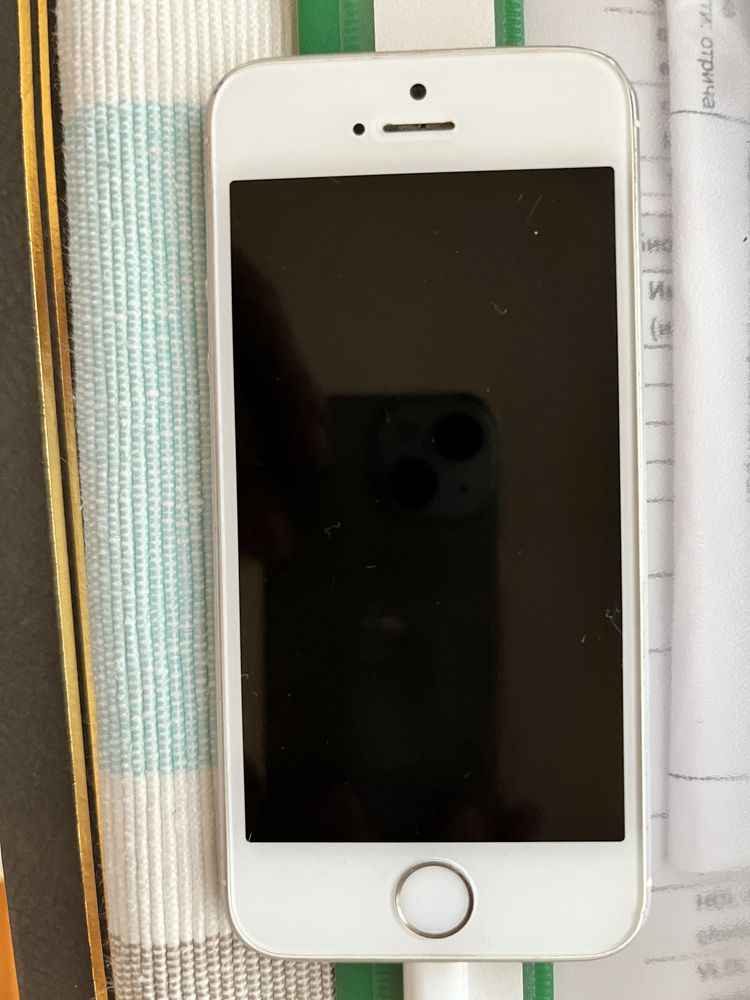 Iphone SE 64 GB сребрист