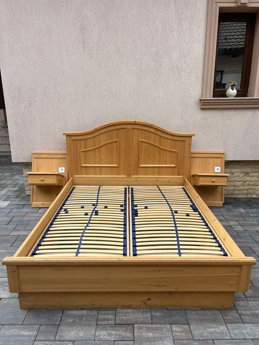 Pat dormitor 1,60m × 2m lemn masiv inclus saltele, somiere și noptiere
