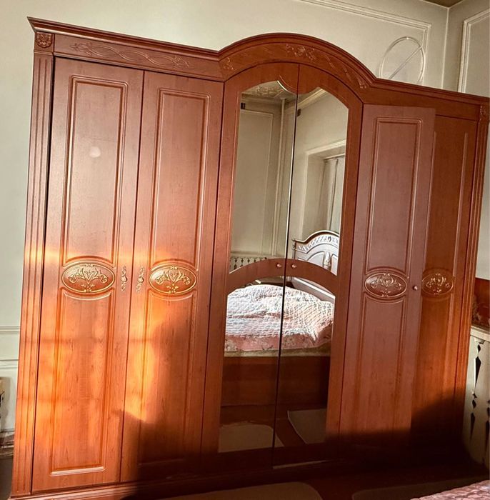 Продается б/у мебель для дома и магазина а также зераколо и жалюзи