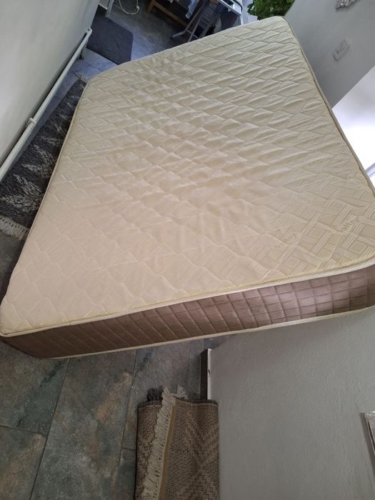 Vând  2 paturi  stejar+brad si o  saltea  140×200