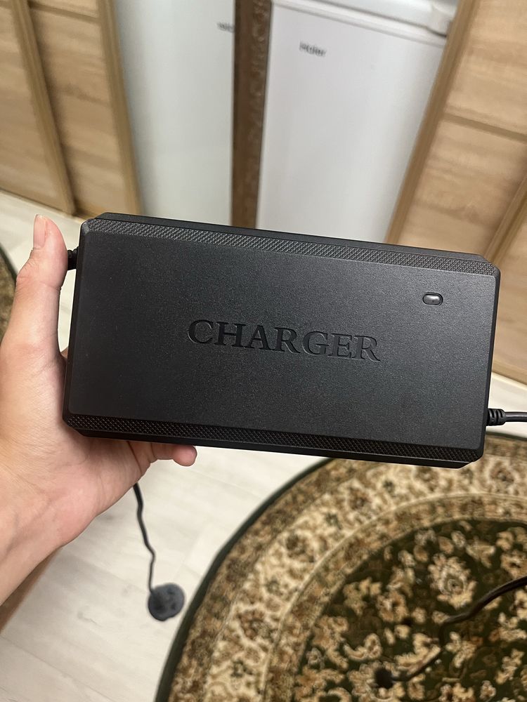 Продам зарядку от электроскутера 48 v 12 a/h