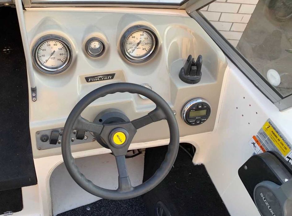 Barcă LARSON FINCRAFT 1850 DC cu motor Mercury de 115 CP