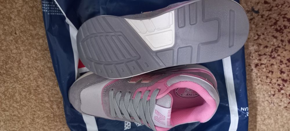 Продам кроссовки новые