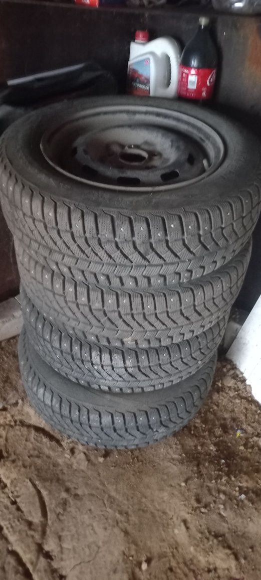 Продам шины с дисками на 15