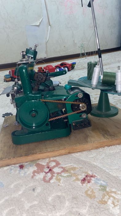 Оверлок б/у продаеться